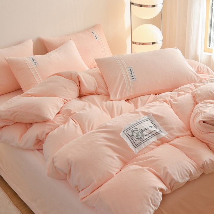 91家纺网 家纺一手货源 找家纺 梵克保罗 2025秋冬新品工艺款刺绣手工DIY婴儿绒四件套 梵克-浅玉