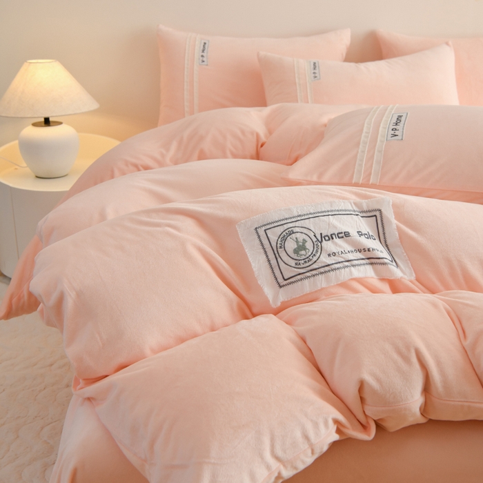 91家纺网 家纺一手货源 找家纺 梵克保罗 2025秋冬新品工艺款刺绣手工DIY婴儿绒四件套 梵克-浅玉