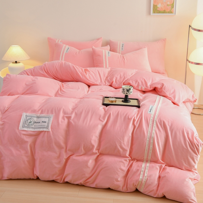 91家纺网 家纺一手货源 找家纺 梵克保罗 2025秋冬新品工艺款刺绣手工DIY婴儿绒四件套 梵克-粉