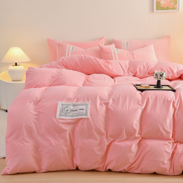 91家纺网 家纺一手货源 找家纺 梵克保罗 2025秋冬新品工艺款刺绣手工DIY婴儿绒四件套 梵克-粉