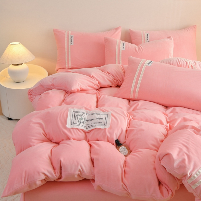 91家纺网 家纺一手货源 找家纺 梵克保罗 2025秋冬新品工艺款刺绣手工DIY婴儿绒四件套 梵克-粉