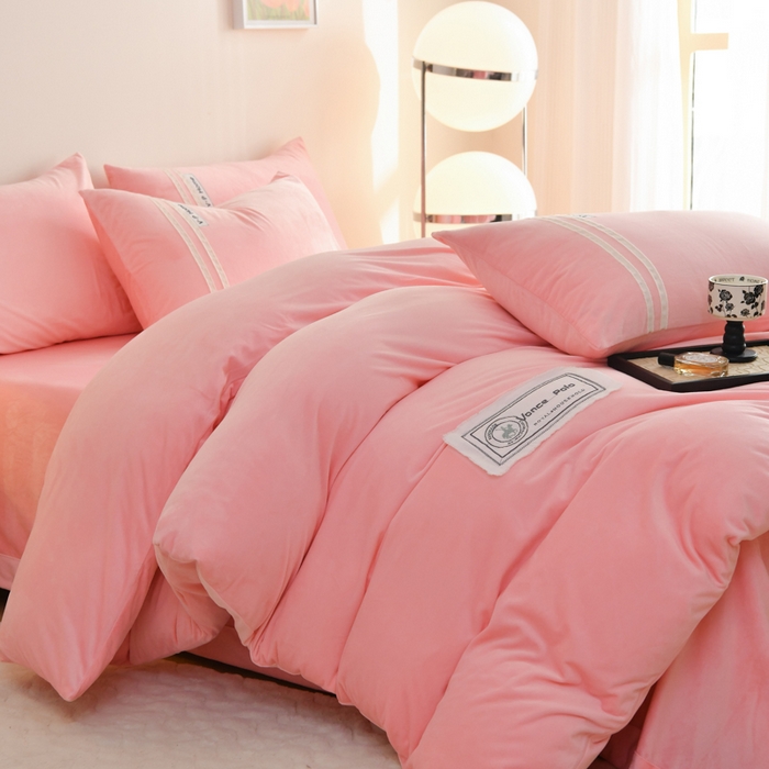 91家纺网 家纺一手货源 找家纺 梵克保罗 2025秋冬新品工艺款刺绣手工DIY婴儿绒四件套 梵克-粉