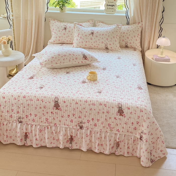 91家纺网 家纺一手货源 找家纺 梦可莱家居 2025秋冬新品豆豆绒床盖大花边四件套玫瑰兔