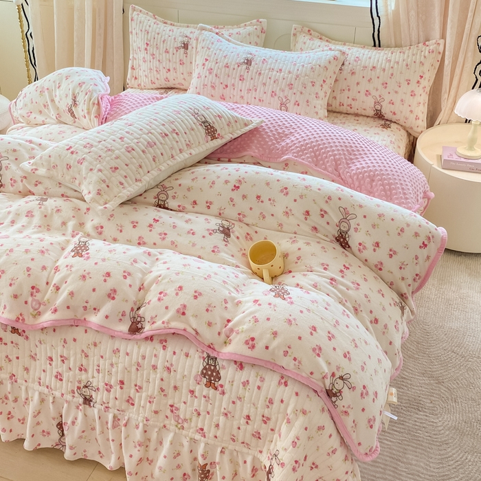 91家纺网 家纺一手货源 找家纺 梦可莱家居 2025秋冬新品豆豆绒床盖大花边四件套玫瑰兔