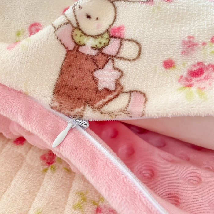 91家纺网 家纺一手货源 找家纺 梦可莱家居 2025秋冬新品豆豆绒床盖大花边四件套玫瑰兔