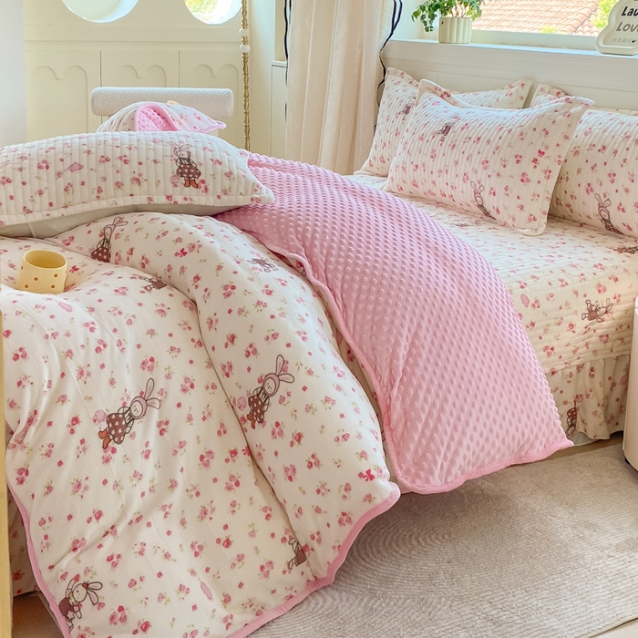 91家纺网 家纺一手货源 找家纺 梦可莱家居 2025秋冬新品豆豆绒床盖大花边四件套玫瑰兔