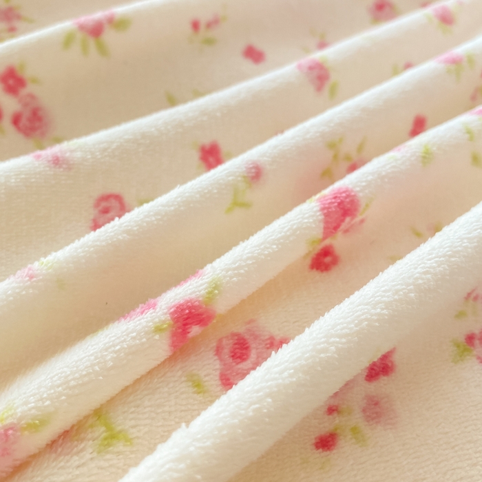 91家纺网 家纺一手货源 找家纺 梦可莱家居 2025秋冬新品豆豆绒床盖大花边四件套玫瑰兔