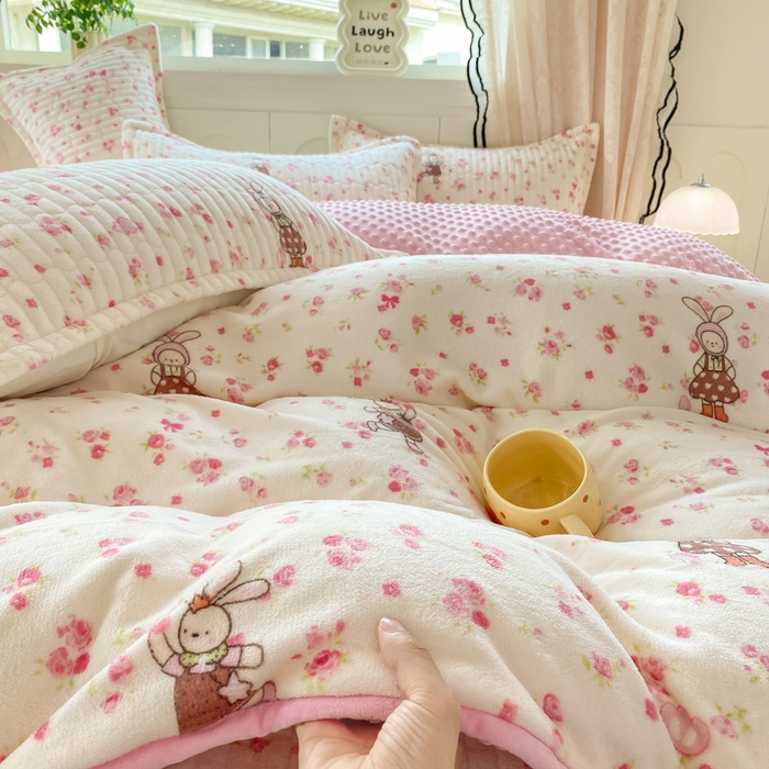 91家纺网 家纺一手货源 找家纺 梦可莱家居 2025秋冬新品豆豆绒床盖大花边四件套玫瑰兔