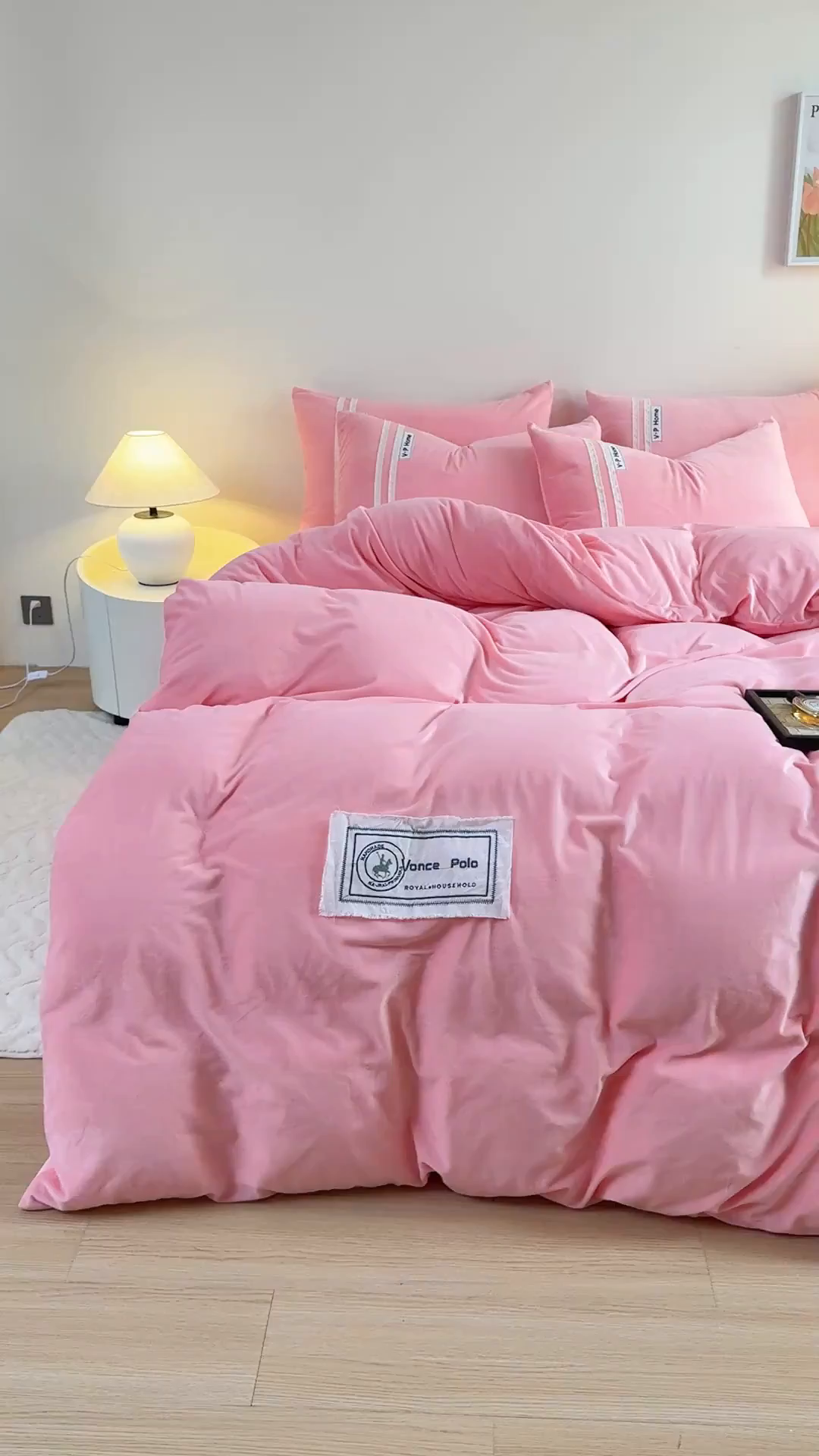 91家纺网 家纺一手货源 找家纺 梵克保罗 2025秋冬新品工艺款刺绣手工DIY婴儿绒四件套 梵克-粉