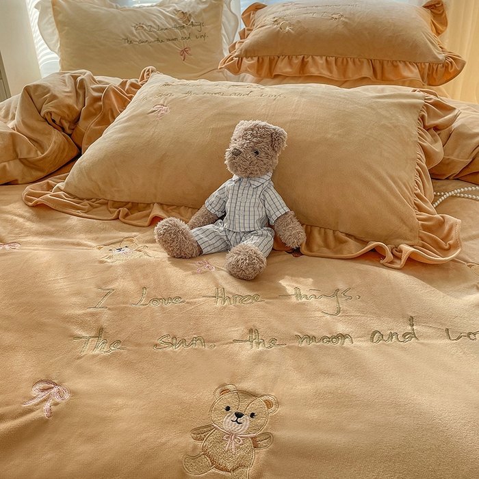 91家纺网 家纺一手货源 找家纺 梵克保罗 2025新款卡通韩版婴儿绒绣花四件套 熊宝贝-咖