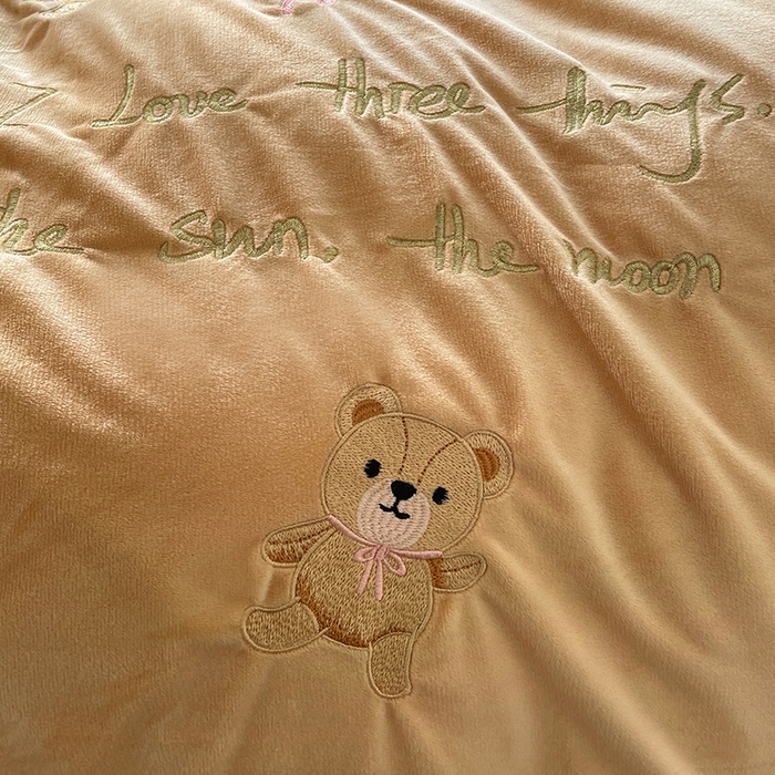 91家纺网 家纺一手货源 找家纺 梵克保罗 2025新款卡通韩版婴儿绒绣花四件套 熊宝贝-咖