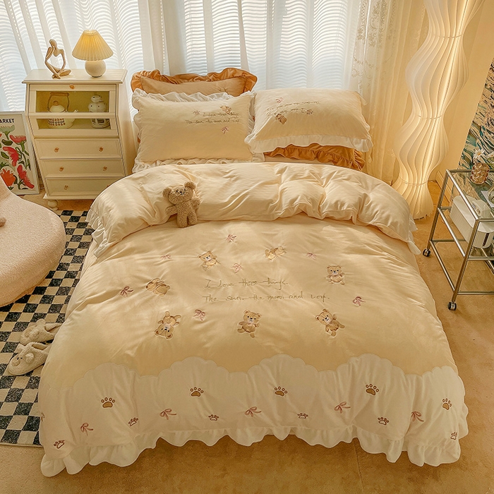 91家纺网 家纺一手货源 找家纺 梵克保罗 2025新款卡通韩版婴儿绒绣花四件套 熊宝贝-米