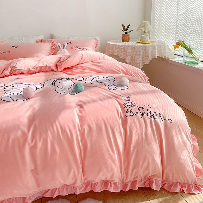 91家纺网 家纺一手货源 找家纺 梵克保罗 2025新款卡通韩版婴儿绒绣花四件套 萌萌兔