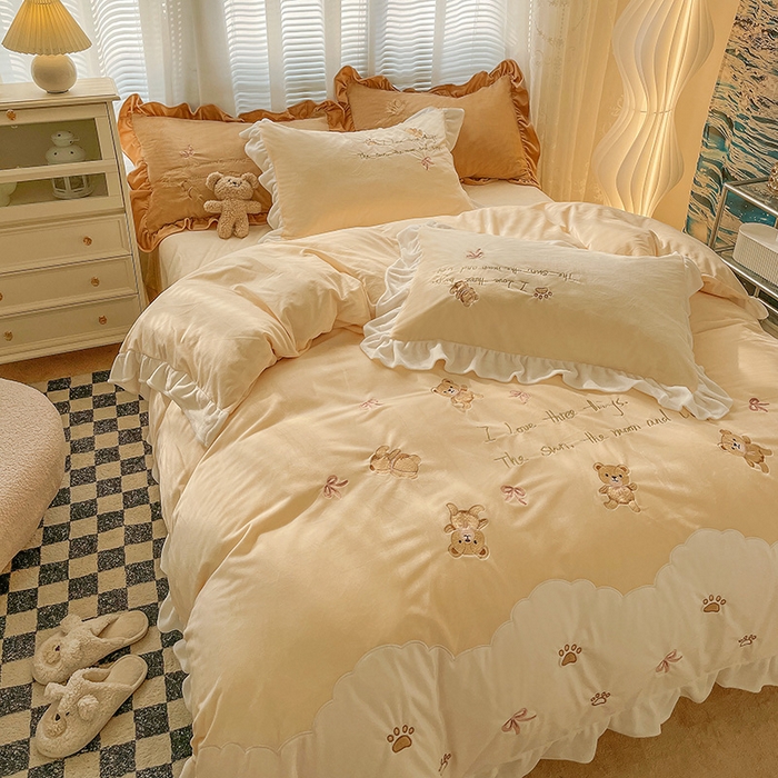 91家纺网 家纺一手货源 找家纺 梵克保罗 2025新款卡通韩版婴儿绒绣花四件套 熊宝贝-米