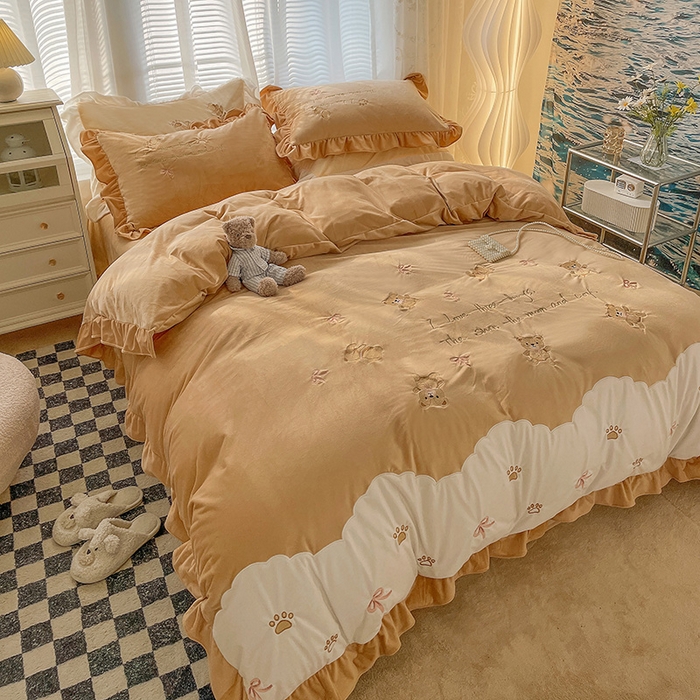 91家纺网 家纺一手货源 找家纺 梵克保罗 2025新款卡通韩版婴儿绒绣花四件套 熊宝贝-咖