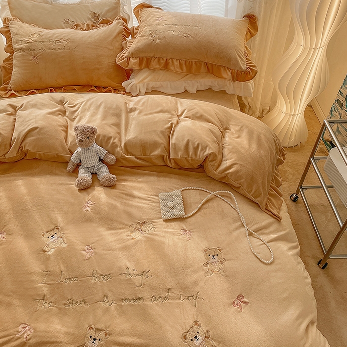 91家纺网 家纺一手货源 找家纺 梵克保罗 2025新款卡通韩版婴儿绒绣花四件套 熊宝贝-咖