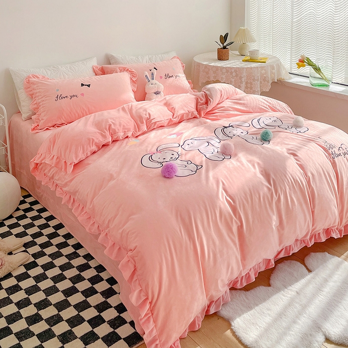 91家纺网 家纺一手货源 找家纺 梵克保罗 2025新款卡通韩版婴儿绒绣花四件套 萌萌兔