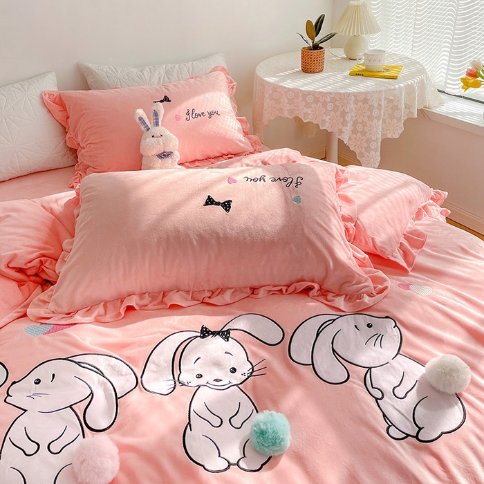 91家纺网 家纺一手货源 找家纺 梵克保罗 2025新款卡通韩版婴儿绒绣花四件套 萌萌兔