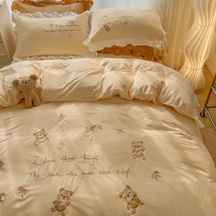 91家纺网 家纺一手货源 找家纺 梵克保罗 2025新款卡通韩版婴儿绒绣花四件套 熊宝贝-米