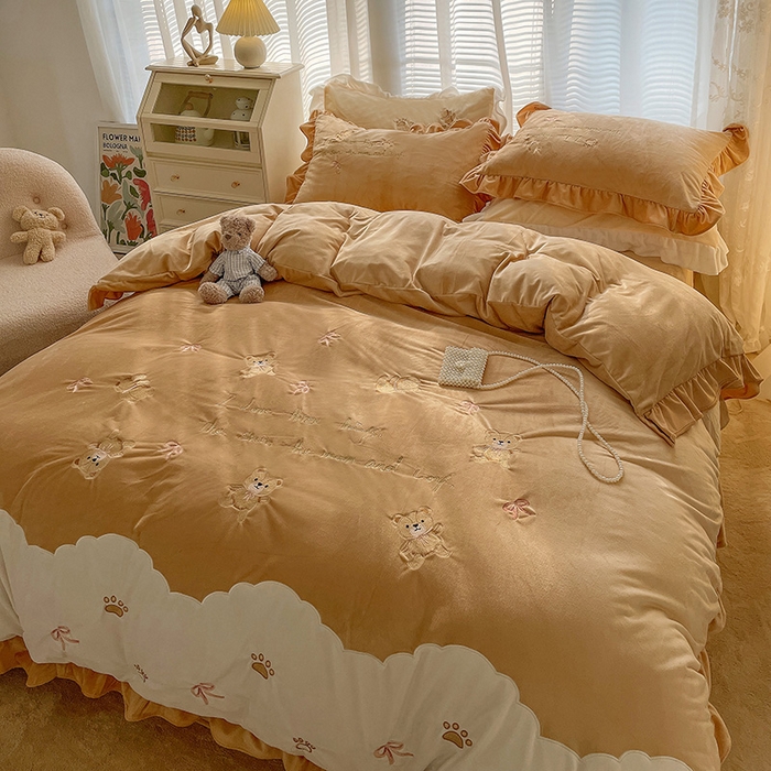 91家纺网 家纺一手货源 找家纺 梵克保罗 2025新款卡通韩版婴儿绒绣花四件套 熊宝贝-咖