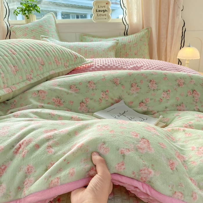 91家纺网 家纺一手货源 找家纺 梦可莱家居 2025秋冬新品豆豆绒床盖大花边四件套梅野