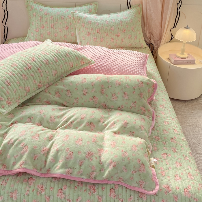 91家纺网 家纺一手货源 找家纺 梦可莱家居 2025秋冬新品豆豆绒床盖大花边四件套梅野