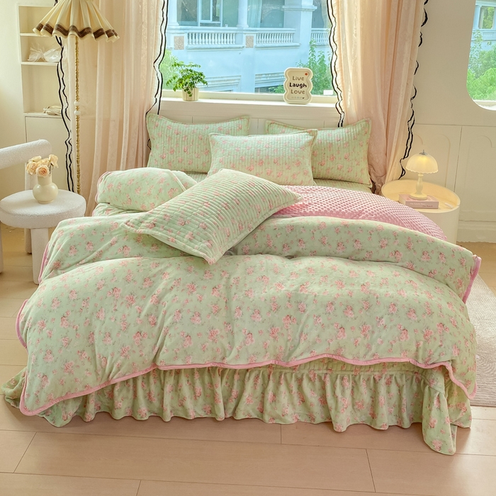 91家纺网 家纺一手货源 找家纺 梦可莱家居 2025秋冬新品豆豆绒床盖大花边四件套梅野