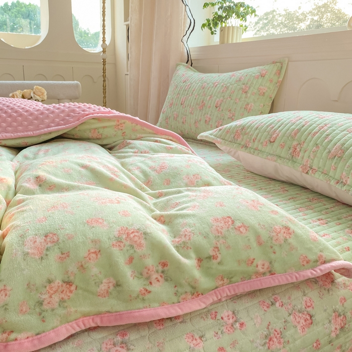 91家纺网 家纺一手货源 找家纺 梦可莱家居 2025秋冬新品豆豆绒床盖大花边四件套梅野