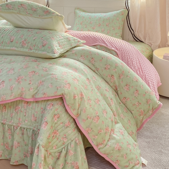 91家纺网 家纺一手货源 找家纺 梦可莱家居 2025秋冬新品豆豆绒床盖大花边四件套梅野