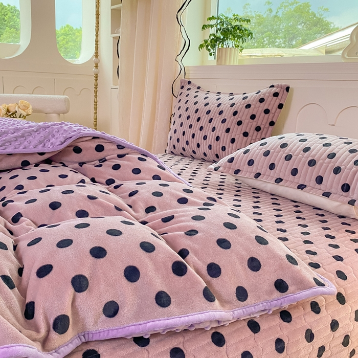 91家纺网 家纺一手货源 找家纺 梦可莱家居 2025秋冬新品豆豆绒床盖大花边四件套肉色波点