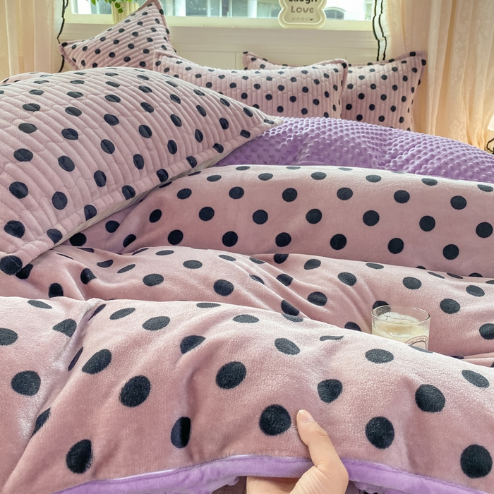 91家纺网 家纺一手货源 找家纺 梦可莱家居 2025秋冬新品豆豆绒床盖大花边四件套肉色波点