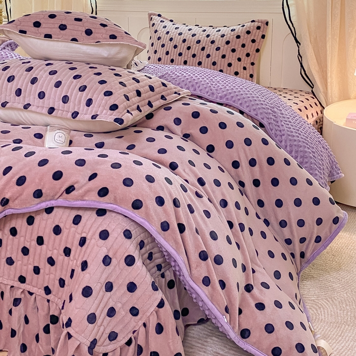 91家纺网 家纺一手货源 找家纺 梦可莱家居 2025秋冬新品豆豆绒床盖大花边四件套肉色波点