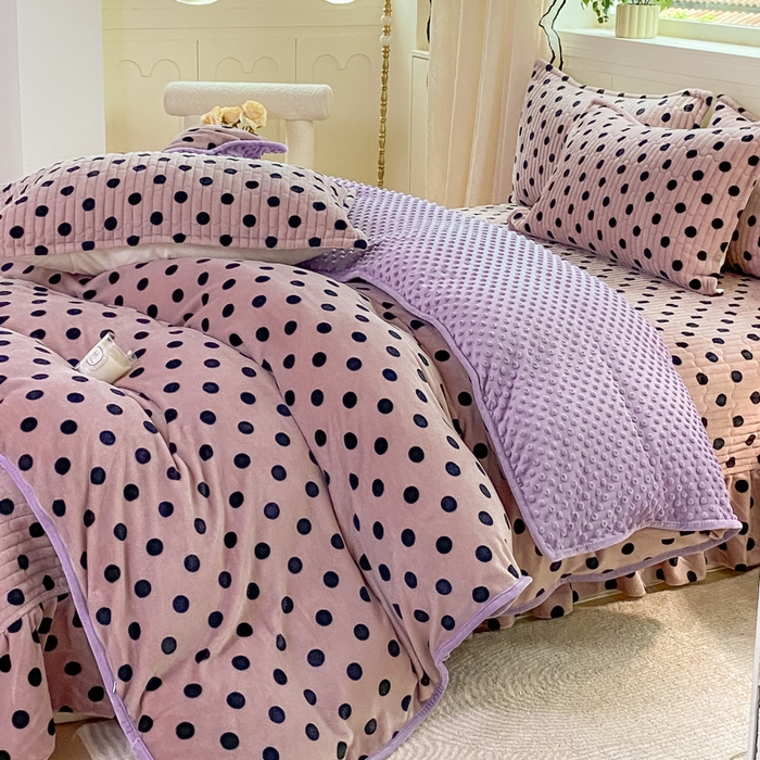 91家纺网 家纺一手货源 找家纺 梦可莱家居 2025秋冬新品豆豆绒床盖大花边四件套肉色波点