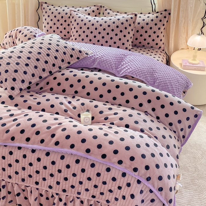 91家纺网 家纺一手货源 找家纺 梦可莱家居 2025秋冬新品豆豆绒床盖大花边四件套肉色波点