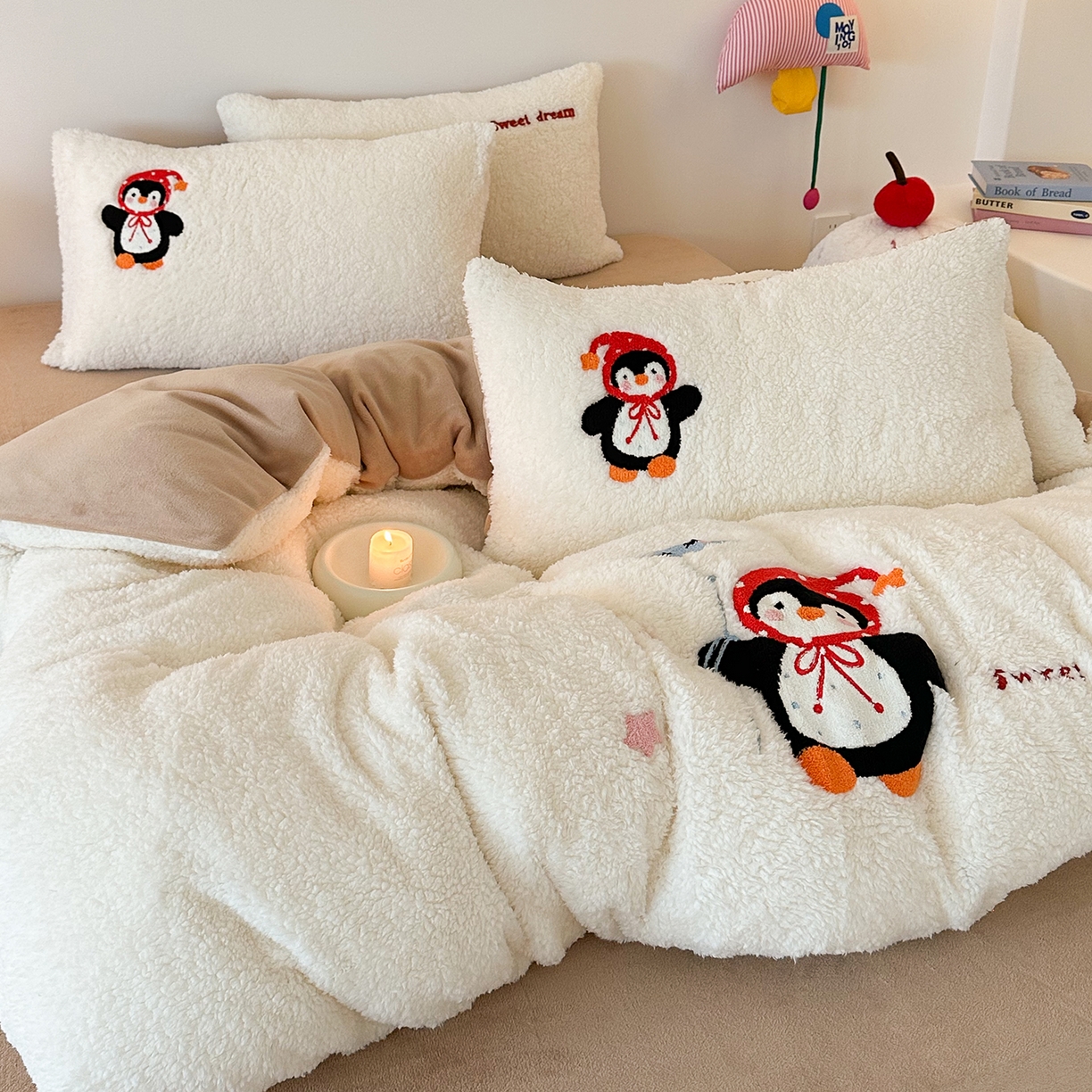 91家纺网 家纺一手货源 找家纺 梓之赫 2025新款小版羊羔绒牛奶绒卡通四件套冬季加厚保暖 企鹅-白卡其