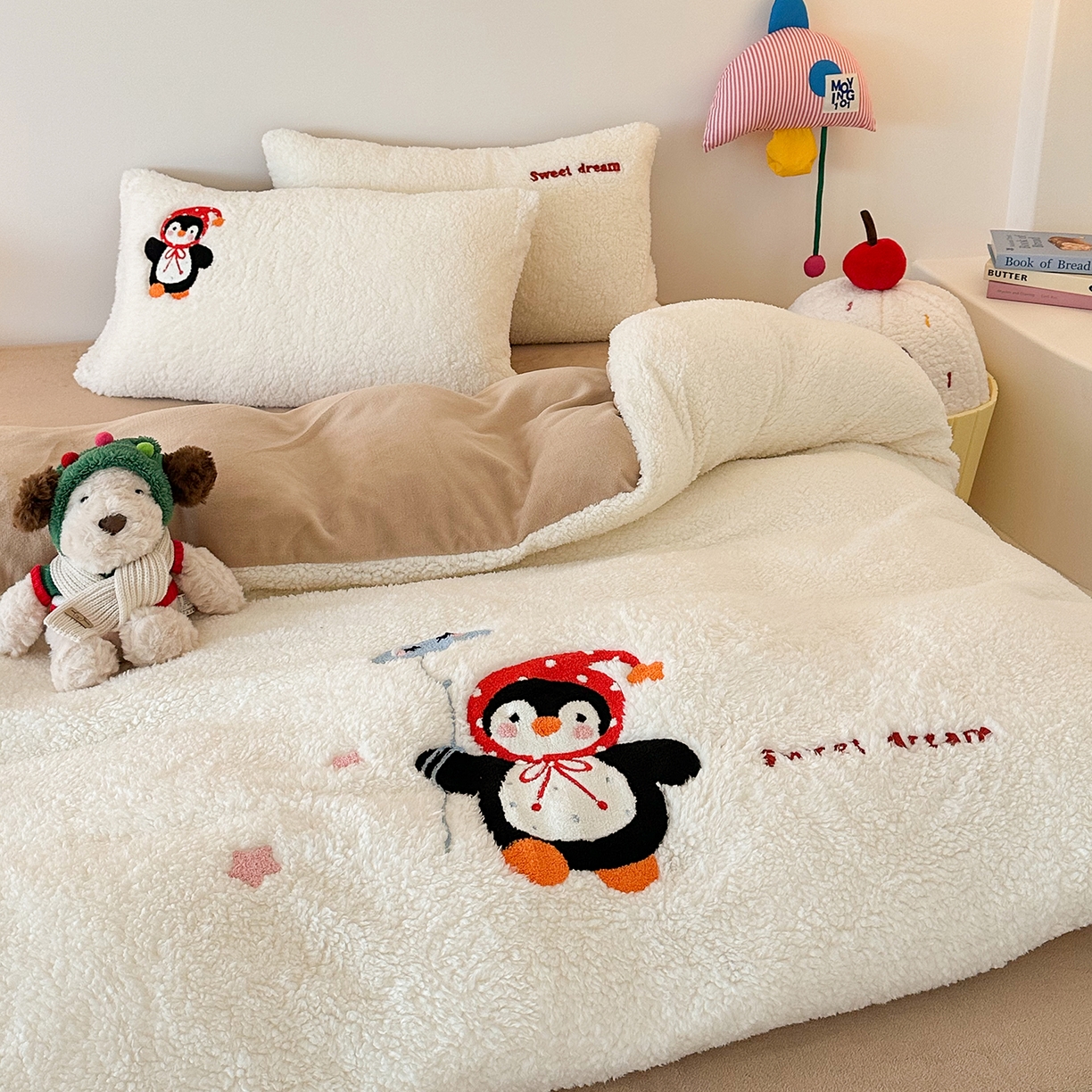 91家纺网 家纺一手货源 找家纺 梓之赫 2025新款小版羊羔绒牛奶绒卡通四件套冬季加厚保暖 企鹅-白卡其