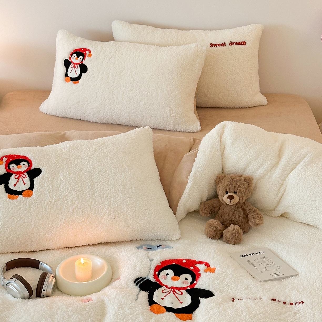 91家纺网 家纺一手货源 找家纺 梓之赫 2025新款小版羊羔绒牛奶绒卡通四件套冬季加厚保暖 企鹅-白卡其