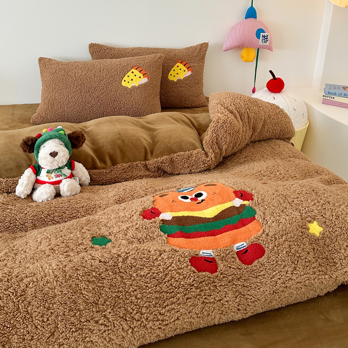 91家纺网 家纺一手货源 找家纺 梓之赫 2025新款小版羊羔绒牛奶绒卡通四件套冬季加厚保暖 汉堡-咖