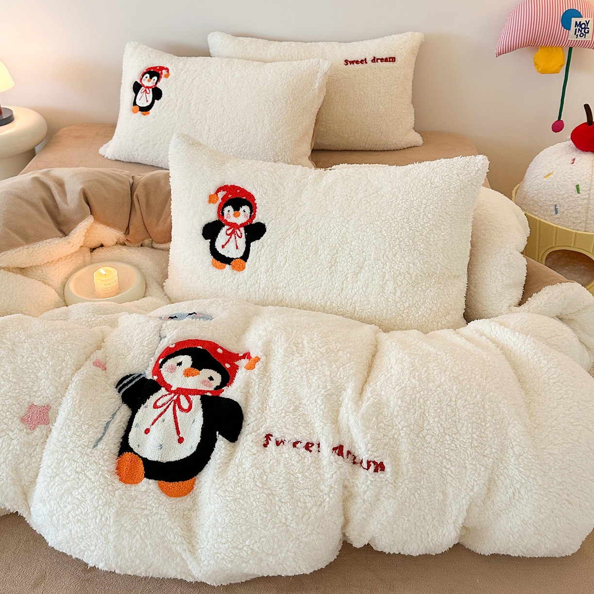 91家纺网 家纺一手货源 找家纺 梓之赫 2025新款小版羊羔绒牛奶绒卡通四件套冬季加厚保暖 企鹅-白卡其