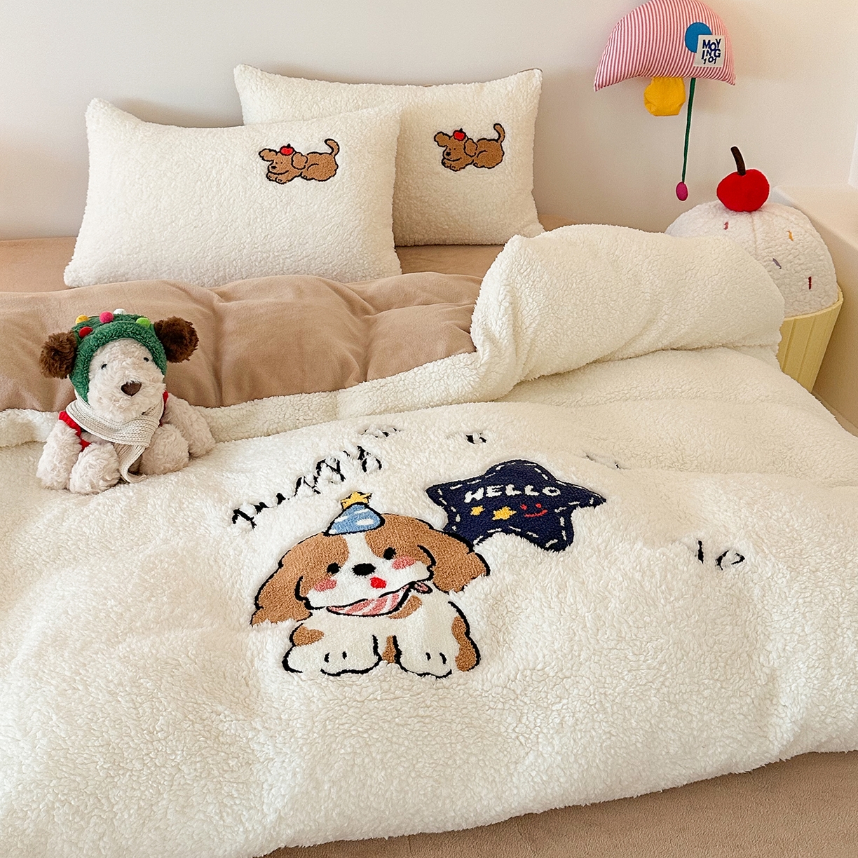 91家纺网 家纺一手货源 找家纺 梓之赫 2025新款小版羊羔绒牛奶绒卡通四件套冬季加厚保暖 星星小狗-白卡其