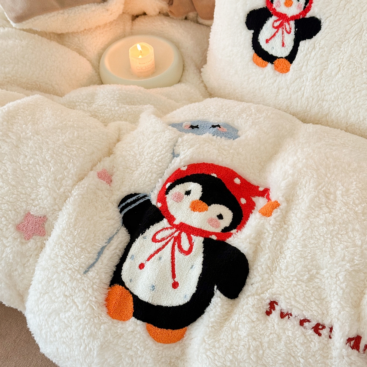 91家纺网 家纺一手货源 找家纺 梓之赫 2025新款小版羊羔绒牛奶绒卡通四件套冬季加厚保暖 企鹅-白卡其