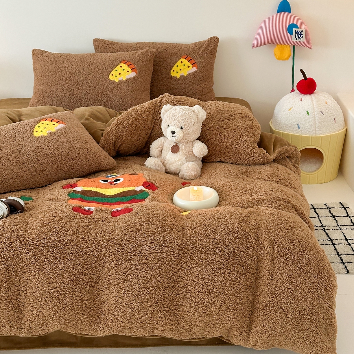 91家纺网 家纺一手货源 找家纺 梓之赫 2025新款小版羊羔绒牛奶绒卡通四件套冬季加厚保暖 汉堡-咖