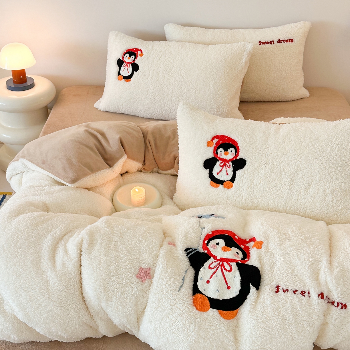 91家纺网 家纺一手货源 找家纺 梓之赫 2025新款小版羊羔绒牛奶绒卡通四件套冬季加厚保暖 企鹅-白卡其