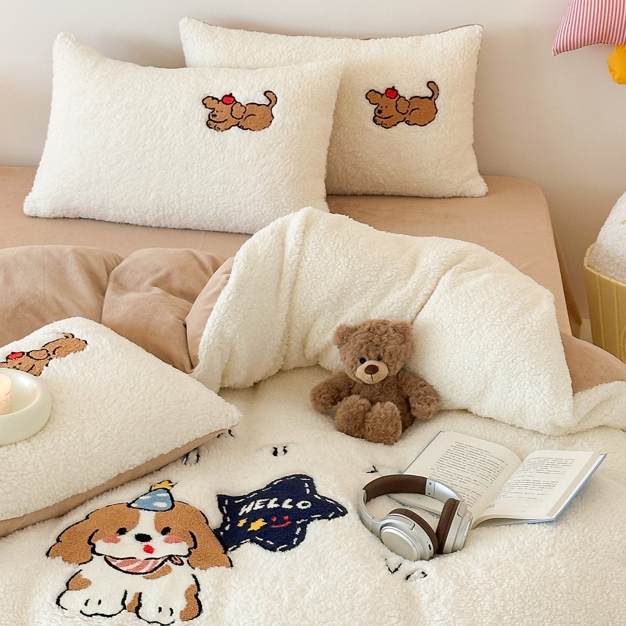 91家纺网 家纺一手货源 找家纺 梓之赫 2025新款小版羊羔绒牛奶绒卡通四件套冬季加厚保暖 星星小狗-白卡其