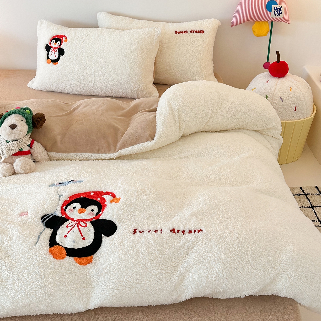 91家纺网 家纺一手货源 找家纺 梓之赫 2025新款小版羊羔绒牛奶绒卡通四件套冬季加厚保暖 企鹅-白卡其