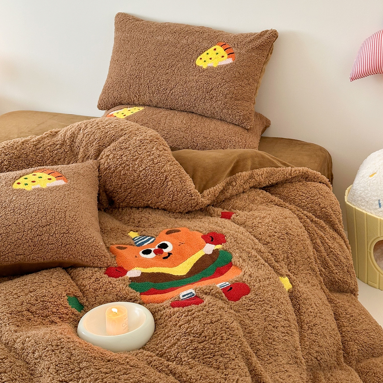 91家纺网 家纺一手货源 找家纺 梓之赫 2025新款小版羊羔绒牛奶绒卡通四件套冬季加厚保暖 汉堡-咖