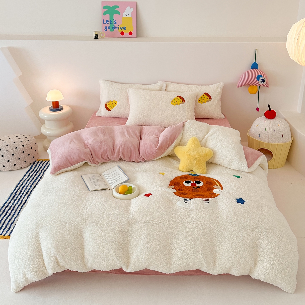 91家纺网 家纺一手货源 找家纺 梓之赫 2025新款小版羊羔绒牛奶绒卡通四件套冬季加厚保暖 曲奇-白粉