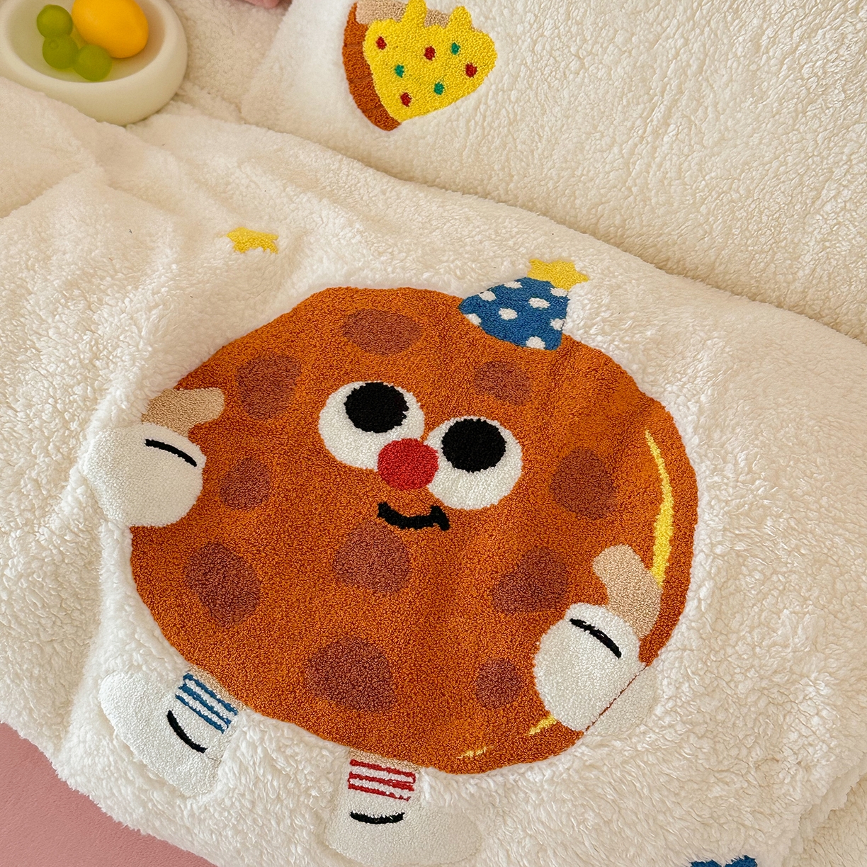 91家纺网 家纺一手货源 找家纺 梓之赫 2025新款小版羊羔绒牛奶绒卡通四件套冬季加厚保暖 曲奇-白粉