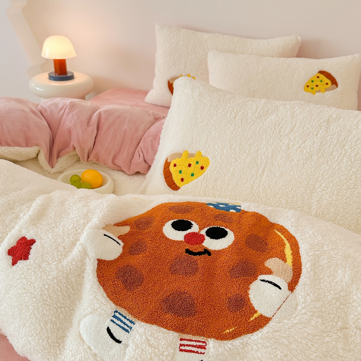 91家纺网 家纺一手货源 找家纺 梓之赫 2025新款小版羊羔绒牛奶绒卡通四件套冬季加厚保暖 曲奇-白粉