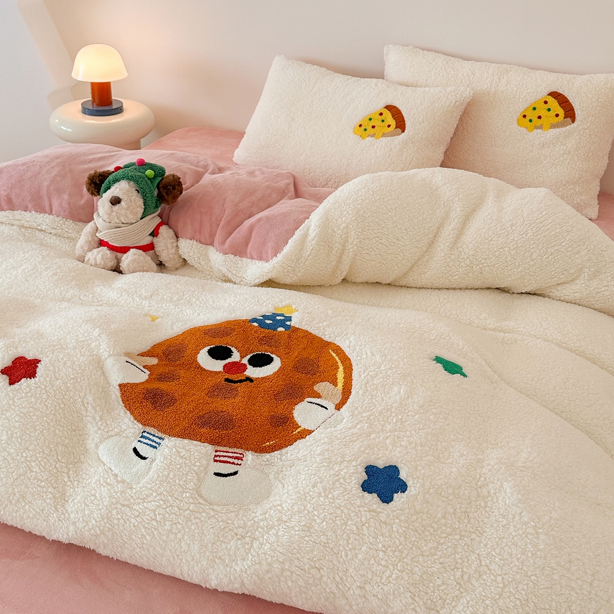 91家纺网 家纺一手货源 找家纺 梓之赫 2025新款小版羊羔绒牛奶绒卡通四件套冬季加厚保暖 曲奇-白粉